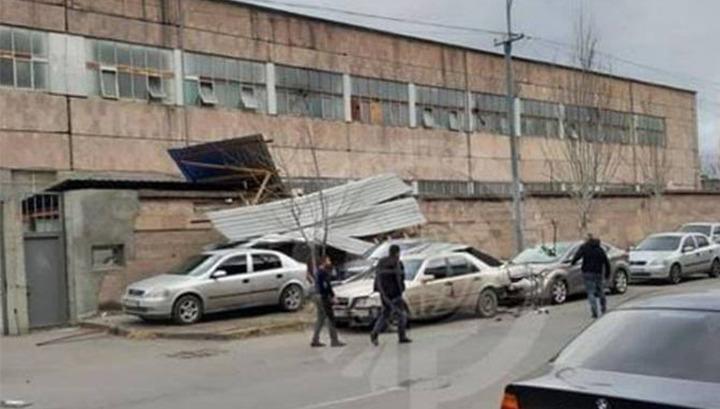 Երևանում ուժեղ քամիներն ավերածություններ են առաջացրել
