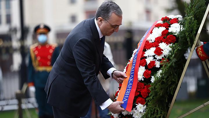 ՌԴ-ում Զոհրաբ Մնացականյանն այցելեց և ծաղկեպսակ դրել Անհայտ զինվորի գերեզմանին