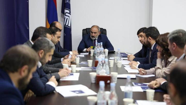 Փաշինյանը թիմակիցներին թույլ է տվել մի քանի ժամ կարծիք հայտնել․ «Հրապարակ»