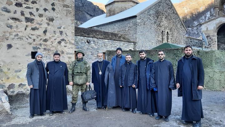 Այս եկեղեցականներն են ռուս խաղաղապահների աջակցությամբ պահում ադրբեջանցիներով շրջապատված Դադիվանքը. Տեր Վահրամ