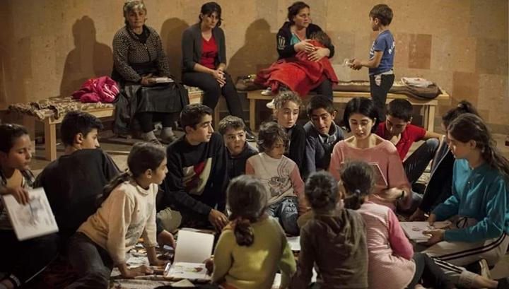 Երեխաները դաս են սովորում ռմբապաստարանում. լուսանկար Արցախից