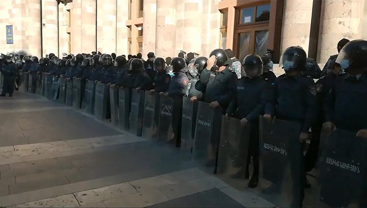 Ոստիկանների եռաշերտ պատը՝ Կառավարության շենքի մոտ