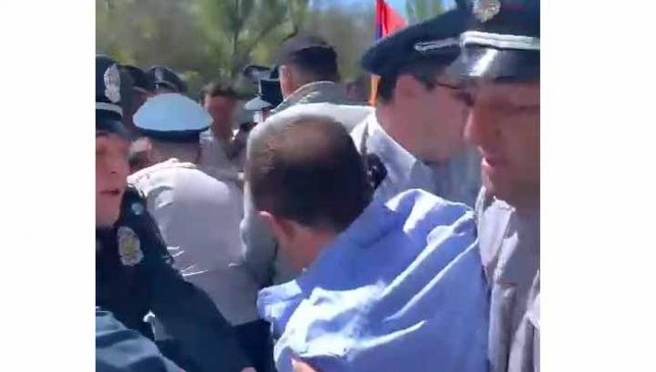 Ոստիկաններն ուժի գործադրմամբ ճանապարհից հեռացնում են Երևան-Սևան մայրուղին փակած քաղաքացիներին