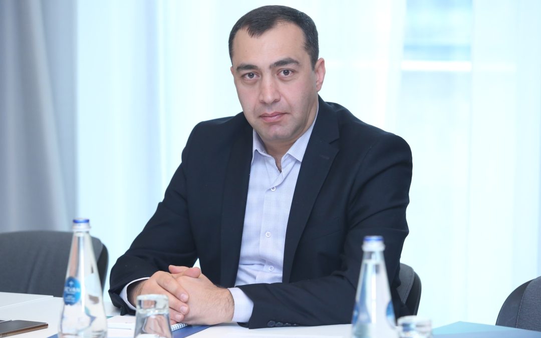 Ահա այսպես են մանիպուլացնում մի ամբողջ ազգի, «գաղափարախոսի» կամ «նորաձև կրթվելու» պատմուճանի տակ․ Վահագն Սարոյան