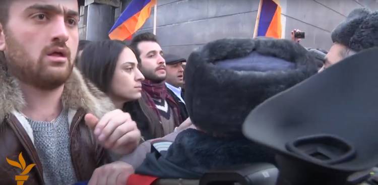 Թուրքիայի դրոշը չի կարելի, Ռուսաստանինը՝ կարելի է․ «Հրապարակ»