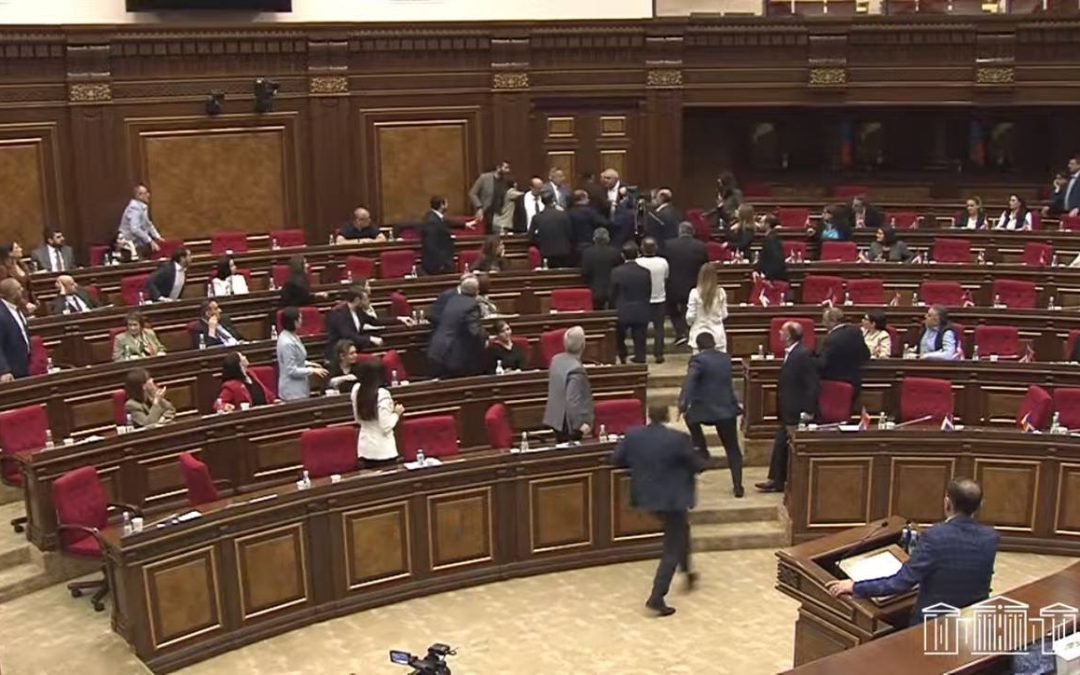 ԱԺ-ում իրավիճակը լարվեց. Գեղամ Մանուկյանն ու Վահե Ղալումյանը քաշքշեցին միմյանց