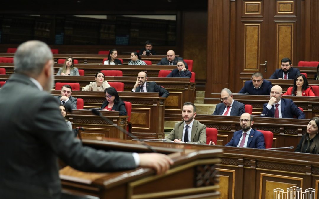 ՔՊ-ականները հուսահատ դեմքերով, հեռախոսներով հետևում էին Գյումրու ավագանու առաջին նիստին․ «Հրապարակ»