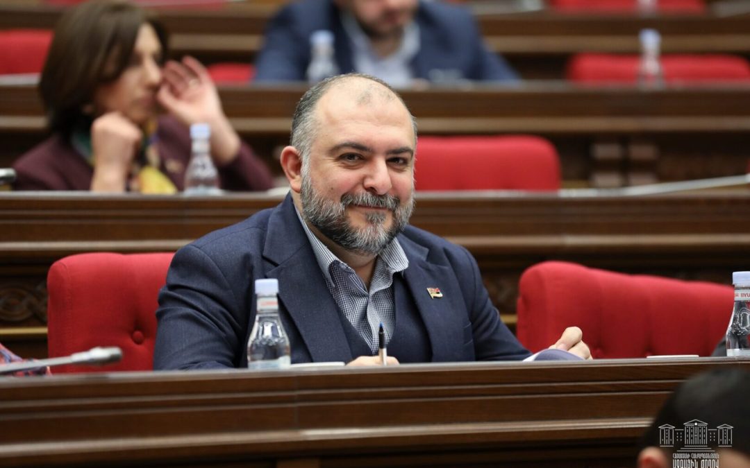 Փաշինյանի` «Հանրօգուտ մեդիամիջավայրը» կասկածի տակ դնելն ու Թևոսյանի հրաժարականը․ «Հրապարակ»