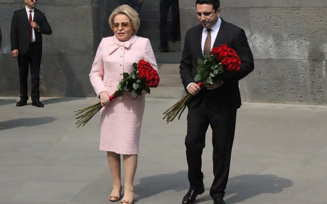 Валентина Матвиенко посетила парк Победы и Цицернакаберд (видео)
