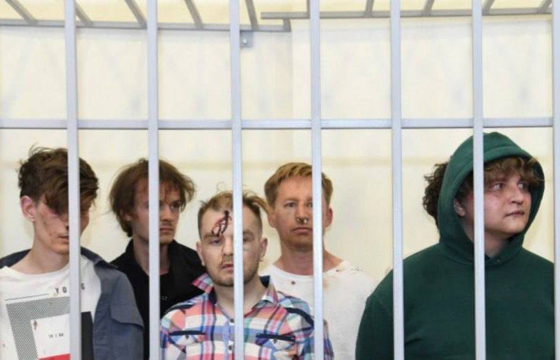 Суд в Баку арестовал 8 россиян, задержанных за киберпреступления