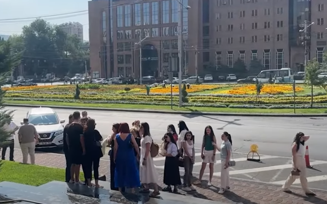 «Դպրոցը ունի ուրույն ձեռագիր, որը պիտի չփոխվի»․ Պուշկինի դպրոցի անձնակազմի բողոքի ակցիան