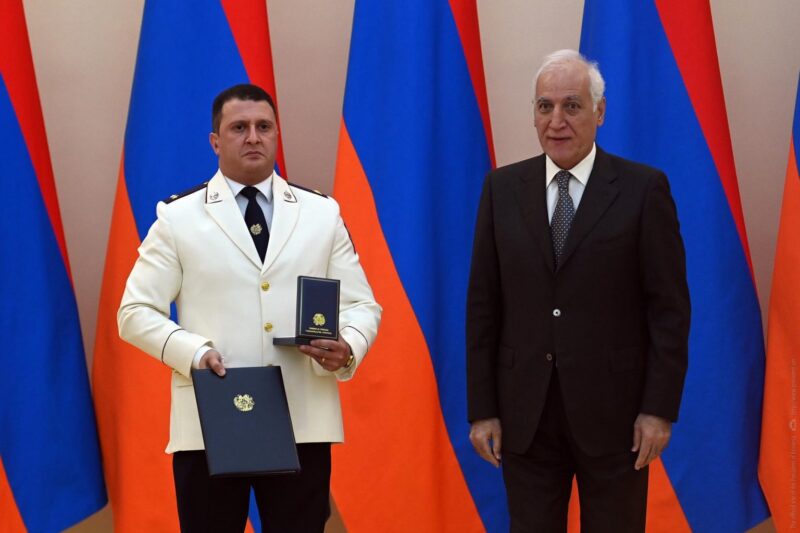 Прокурор по делам Роберта Кочаряна, Сержа Саргсяна и  Баграта Србазана награждён медалью