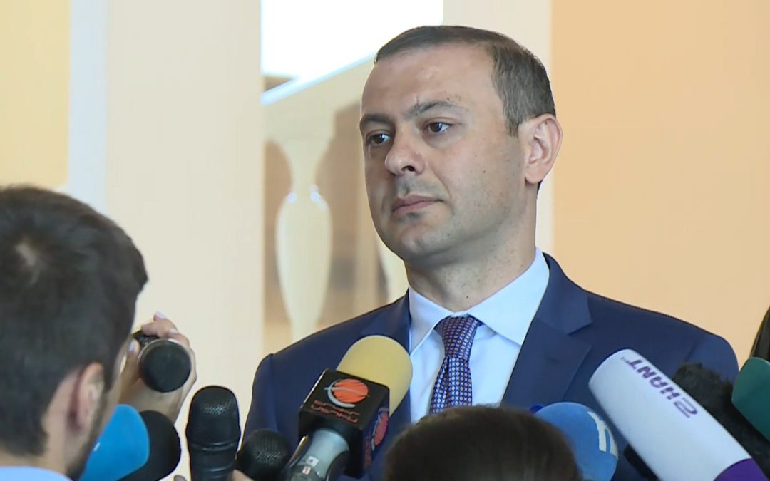 Армен Григорян отказался сообщить подробности о визите главы СНБ РА в Баку