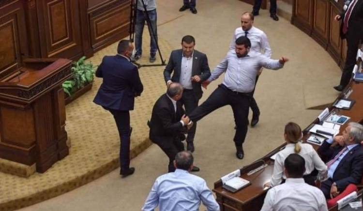 Սպասեք, կինոն դեռ առջևում է. «Հրապարակ»