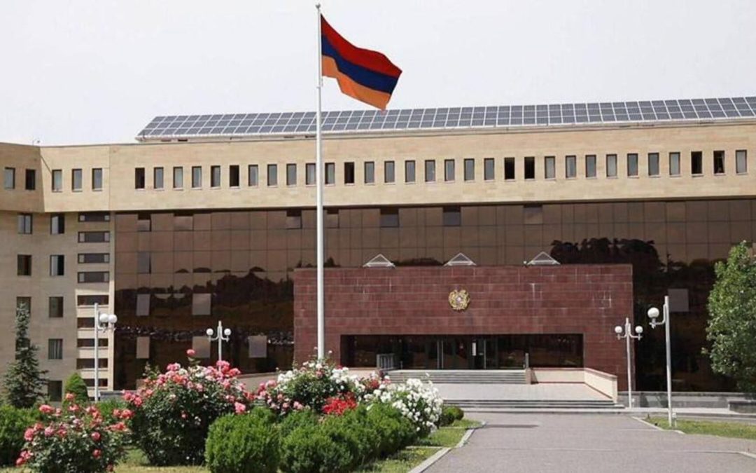 44-օրյա պատերազմում անհայտ կորած զինվորների ծնողները փակել են ՊՆ շենքի բոլոր մուտքերը