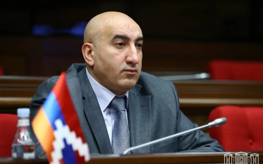 Մեր հերոսներն ու ազգային խորհրդանիշները պետք է վերադառնան դասագրքերի առաջին էջ, ոչ թե ջնջվեն քաղաքական պատվերով․ Մհեր Մելքոնյան