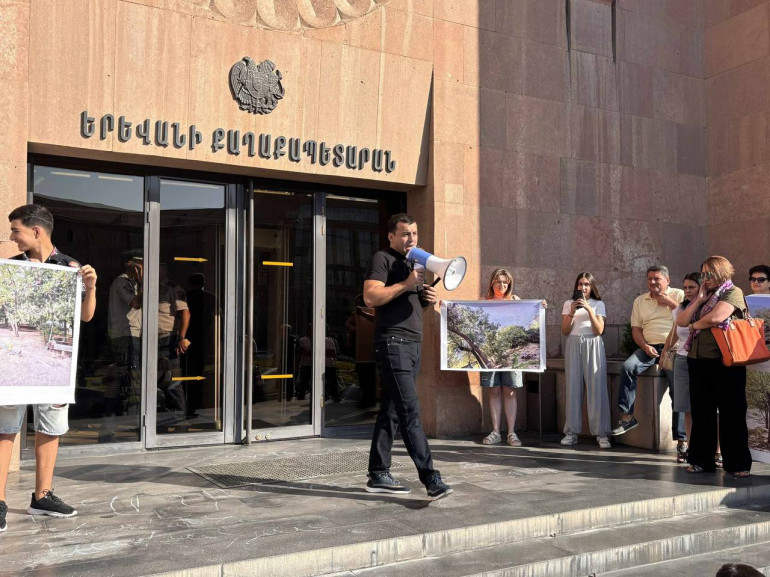 Բողոքի ակցիա՝ Երևանի քաղաքապետարանի դիմաց. բնակիչները պահանջում են չքանդել խաղահրապարակը