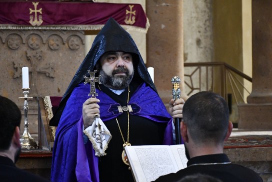 Անցած գիշեր ձերբակալվել ու ՔԿ են տարվել բարձրաստիճան հոգևորականներ Արագածոտնի թեմից