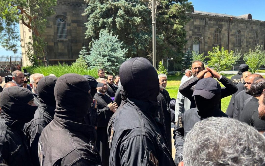 Հոգևորականներին փորձել են համոզել, որ Տեր Արամի նման նույնաբովանդակ ցուցմունքներ տան․ «Իրավունք»