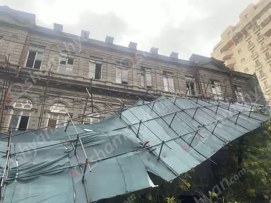 Երևանում վերակառուցվող պատմամշակութային շենքի պաշտպանիչ ցանցն ընկել է կայանված ավտոմեքենաների վրա