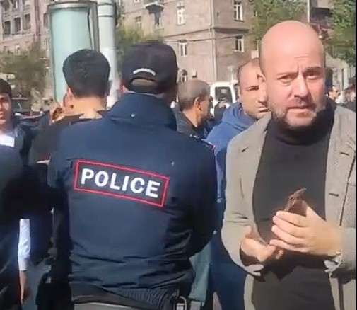 «Երևան Սիթիի» շենքում բռնկված հրդեհի վայրից ոստիկանները բերման են ենթարկել երիտասարդի