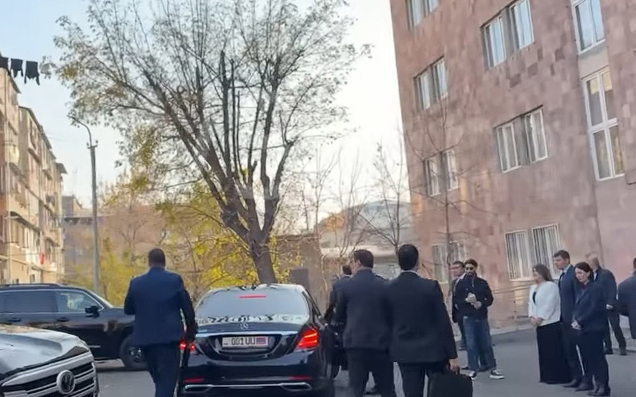 Փաշինյանի անվտանգության աշխատակիցը հրել է NEWS.am-ի լրագրողին՝  հարվածելով ուսին և հեռախոսին