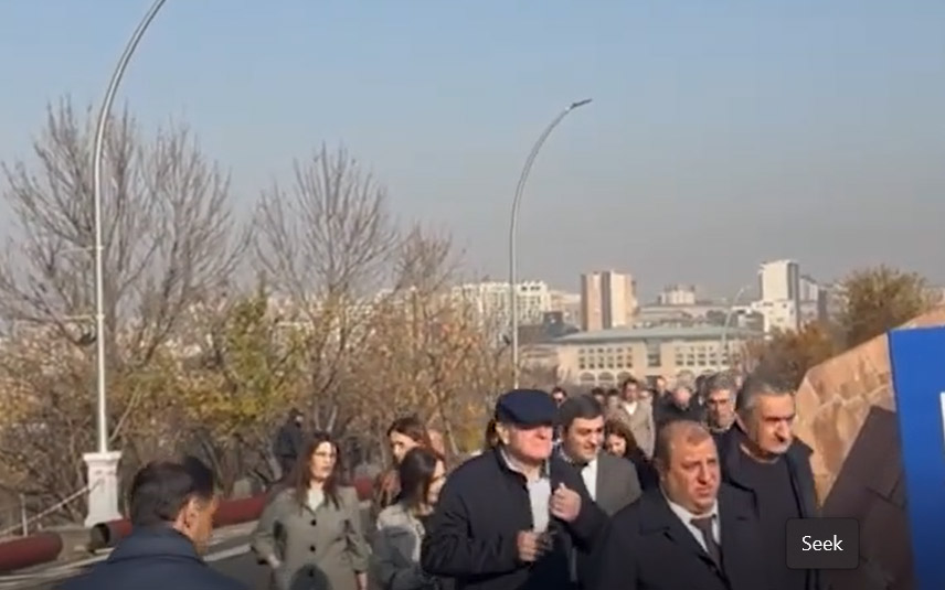 Փաշինյանի այցին ընդառաջ ավտոբուսներով մարդկանց են տեղափոխում համալիր