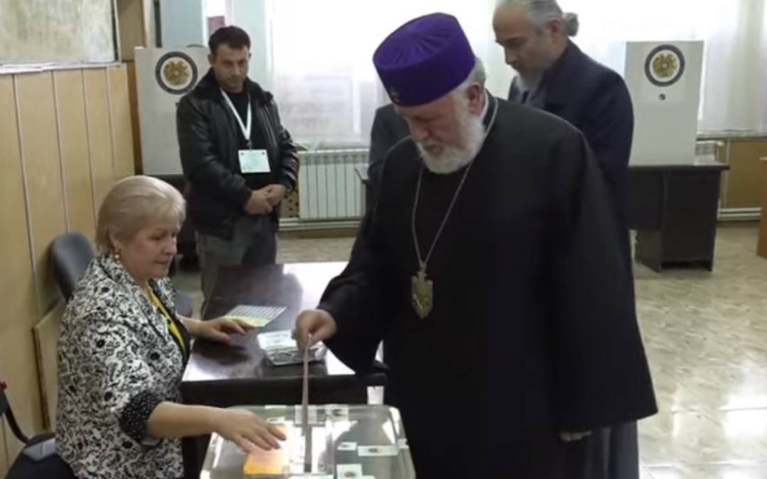 Католикос всех армян Гарегин II проголосовал на выборах в Вагаршапате