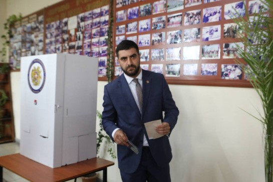 Արամ Սրագսյանի թեկնածուն «ձեռքերը կկտրի, բայց ընդդիմության ձեռքը չի սեղմի»