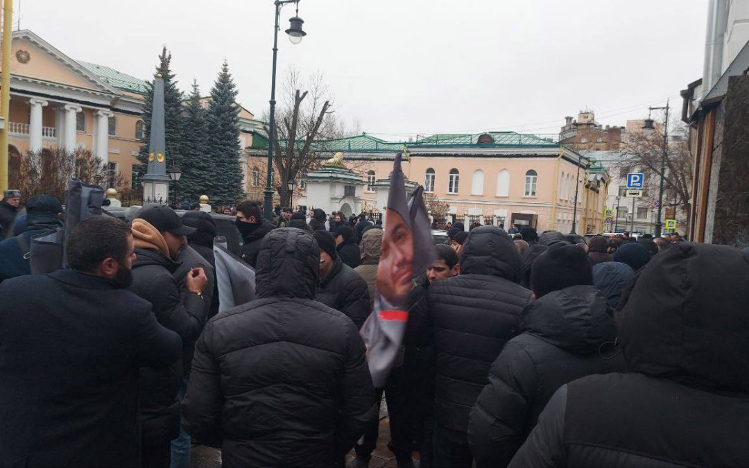 «Наш крест — наша сила»: у здания посольства Армении в Москве проходит митинг против действий Пашиняна 