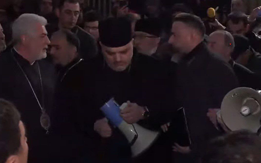 Իրենց իսկ հրավիրած «հավաքին» հինգ րոպեով ներկայացած և թիկնազորով դրանից փախչող «տասնյակի» տեսարանը ամենանողկալի էր. Վարդան Ոսկանյան