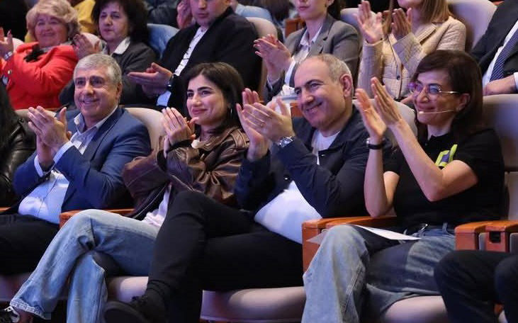 Ո՞վ է Մայր տաճարի մուտքի խոյակին մագլցած Վրեժ Դուրգարյանը, որը կոչ էր անում գրոհել եկեղեցին. NEWS.am