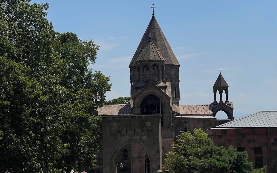 Շիրակի թեմի քահանաներին ասել են՝ Փաշինյանի մասնակցությամբ պատարագին պետք է զեղչեն Վեհափառի անունը, քահանաները, սակայն, հրաժարվել են