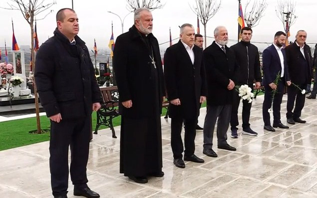 Այսօր Արցախի Սահմանադրության օրն է․ ԱՀ ղեկավար կազմը Եռաբլուր է այցելել՝ առանց թեմի առաջնորդի