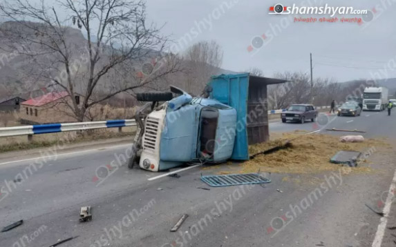 Վայոց ձորի մարզում խոճկորներ տեղափոխող զիլը կողաշրջվել է