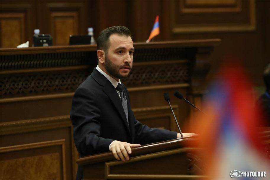 Կոնջորյանը նիստերի դահլիճում էլ է անձնական օգնական պահում, որ ավել չքայլի. «Հրապարակ»