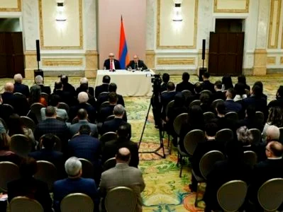 Члены армянской общины на встрече с Пашиняном в Петербурге раскритиковали его и вышли в знак протеста