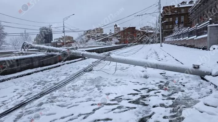 Մաշտոցի պողոտայի թունելի մոտ երկաթե էլեկտրասյունը հիմքից պոկվել ու տապալվել է՝ փակելով ճանապարհը
