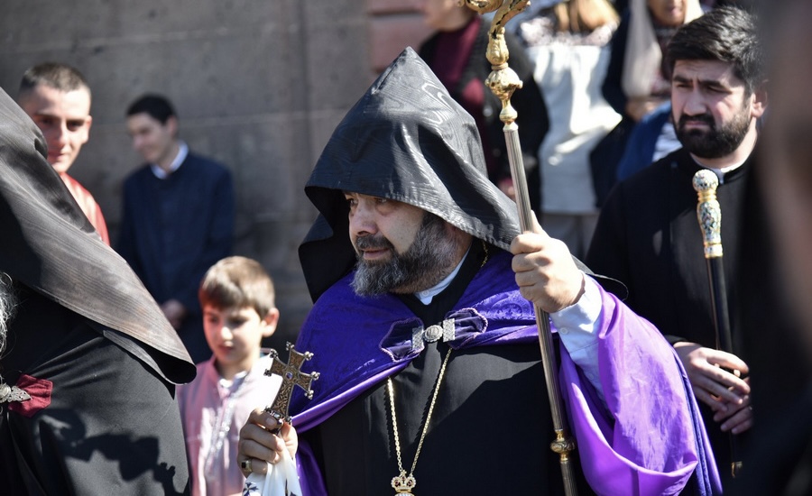 Աղոթում եմ, որ Սուրբ Եկեղեցին շարունակի կանգուն մնալ․ Արագածոտնի թեմի առաջնորդ