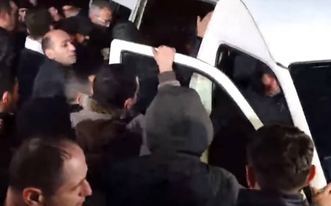 Мятежные епископы устроили провокацию, передали в канцелярию Эчмиадзина письмо и удалились