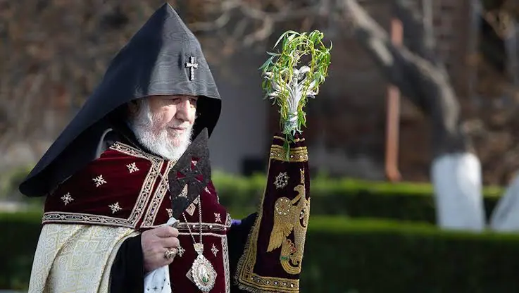 Католикос всех армян навестил в МЦ «Измирлян» архиепископа Микаэла Аджапахяна