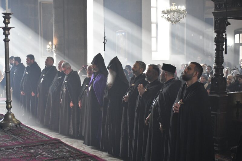 Յոթ Վերք եկեղեցում աղոթք բարձրացվեց ազատազրկված հոգևորականների, ազգային բարերարի և գերիների համար