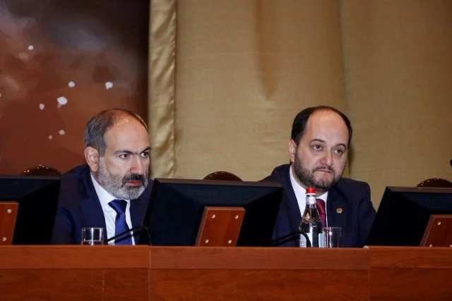 Փաշինյանը կոշտ խոսակցություն է ունեցել Արայիկ Հարությունյանի հետ. «Իրավունք»