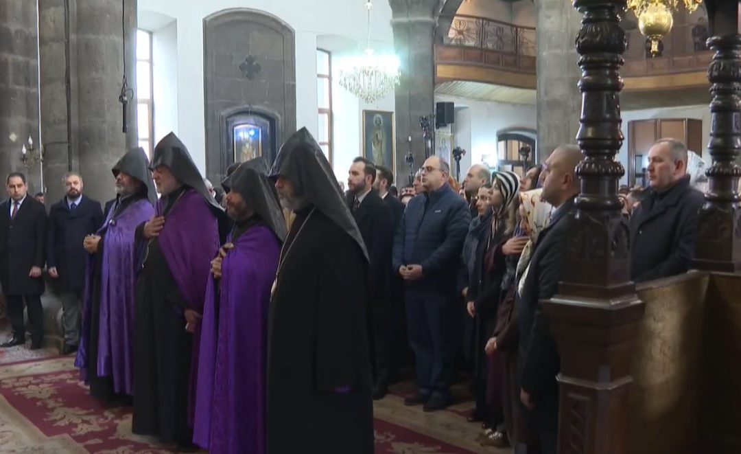 Пашинян взял с собой на незаконную литургию в Гюмри поддерживающих его священнослужителей