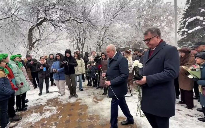 ՀՀ-ում ՌԴ դեսպանը ծաղիկներ է խոնարհել «Պաշարված Լենինգրադի երեխաներին» հուշակոթողին
