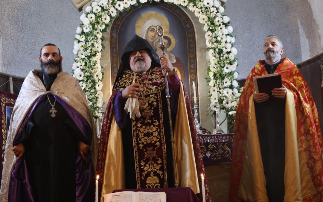 Թալինի Սուրբ Աստվածածին եկեղեցում միասնական ժամերգությունից առաջ կատարվել է եկեղեցին մաքրագործելու կարգ