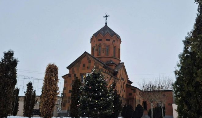 Իրավապահները շարունակում են սրբորեն կատարել Փաշինյանի կամքը․ գիշերուզօր հսկում են առաջնորդարանը․ «Հրապարակ»