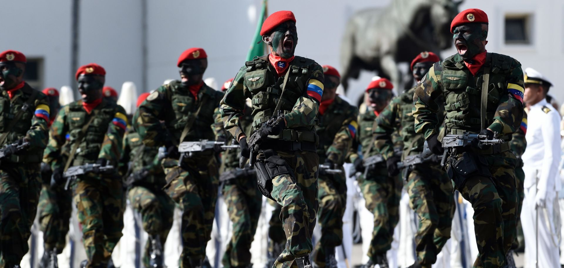 display-venezuela-military-gettyimages-1080058054 (1)