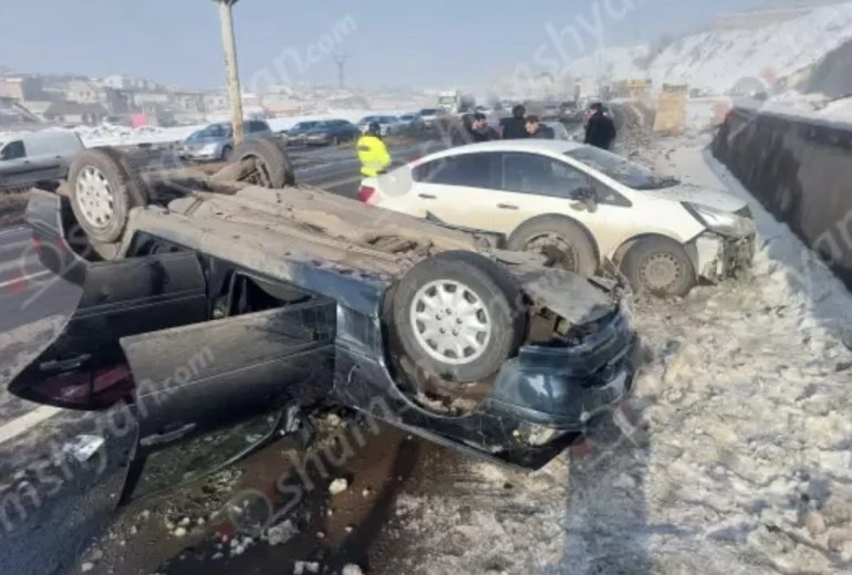 Կոտայքում բախվել են «Kia»-ն ու 2 «Mercedes»