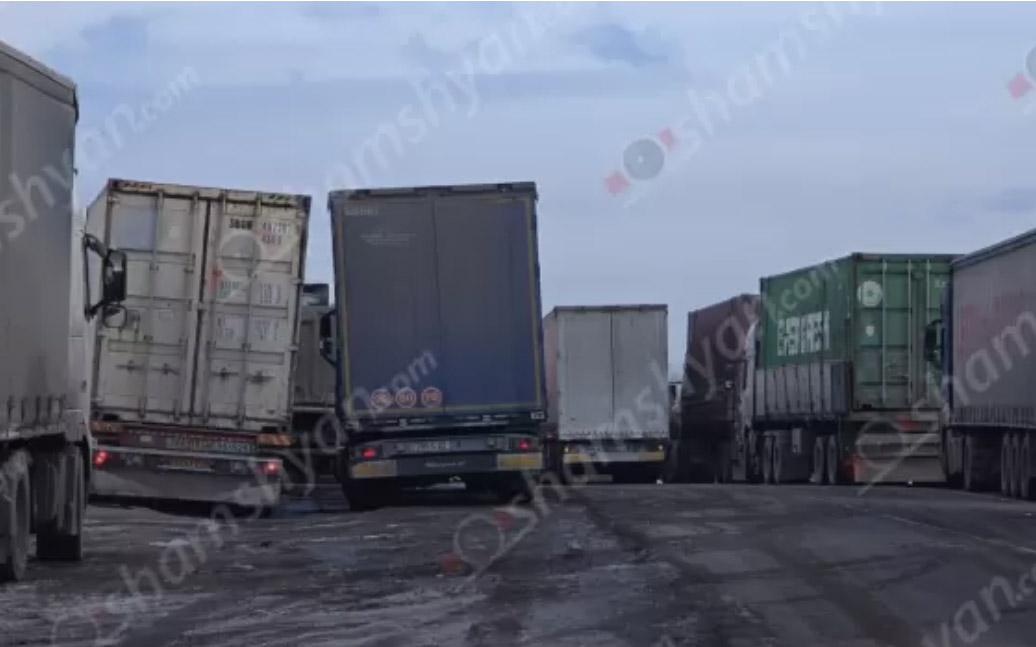 Իրանական 20-ից ավելի բեռնատարներ Սիսիանի վարչական տարածքում ստեղծել են 1 կմ ձգվող խցանում